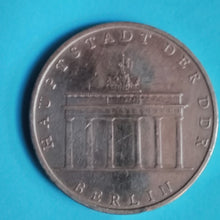 Laden Sie das Bild in den Galerie-Viewer, DDR 5 Mark Sonderumlaufmünze Brandenburger Tor 1971
